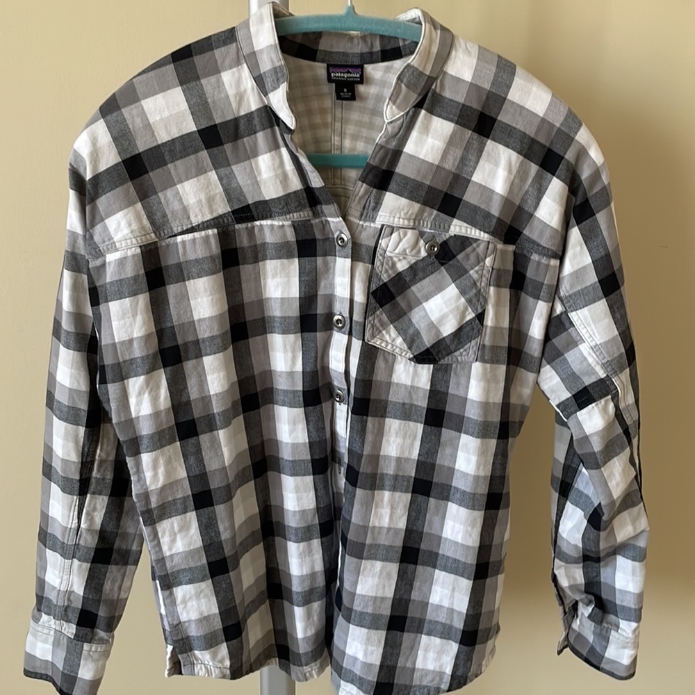 Patagonia women plaid button down v neck shirt, size 0